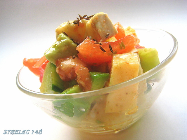 Фото к рецепту: Салат из овощей с бри и тмином.