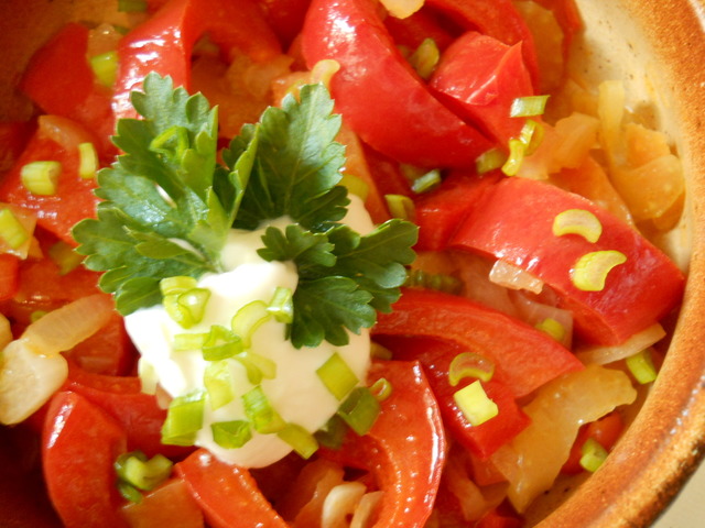 Фото к рецепту: Теплый салат из сладкого перца с сельдереем и чесночком.