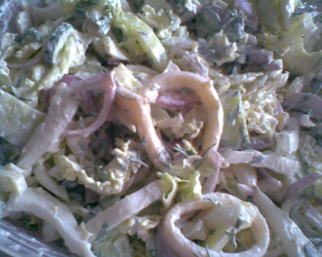 Фото к рецепту: Легкий, но сытный салатик из кальмаров