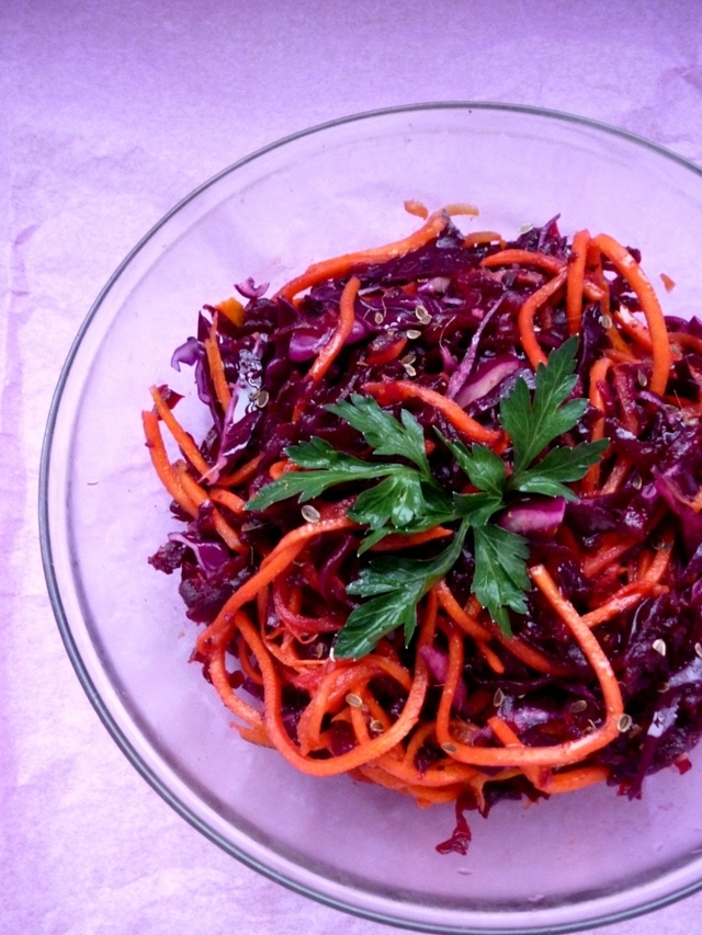 Фото к рецепту: Салат фиолетовый с морковкой