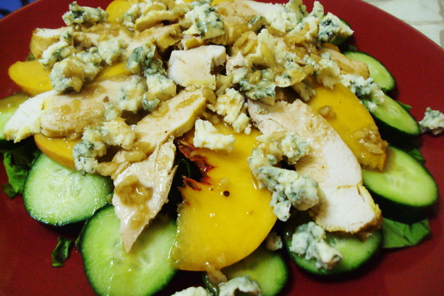 Фото к рецепту: Салат с курицей, рокфором и персиками.