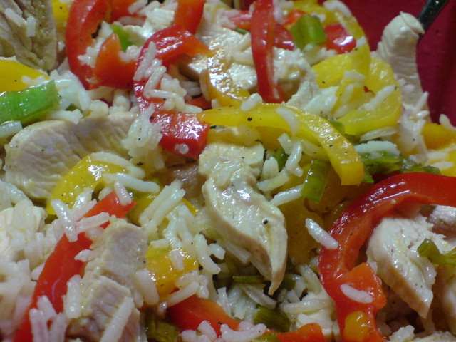 Фото к рецепту: Салат из куриной грудки,риса и маринованного перца