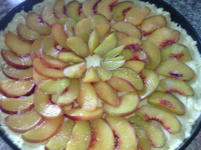 Фото к рецепту: Вкусный и простой пирог с фруктами