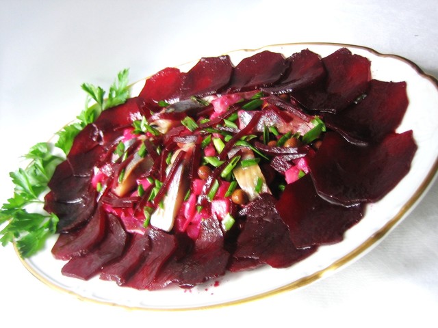 Фото к рецепту: Салат с селедочкой и наивкуснейшей маринованной свеклой (хорош и в жару и холод!)