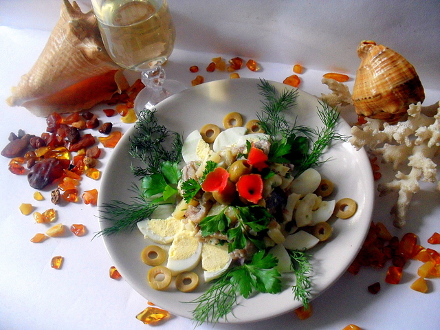 Фото к рецепту: Салат с сельдью и картофелем
