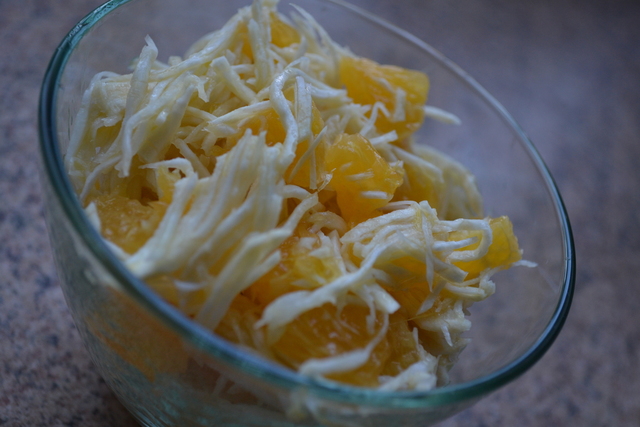 Фото к рецепту: Салат из апельсинов и сельдерея