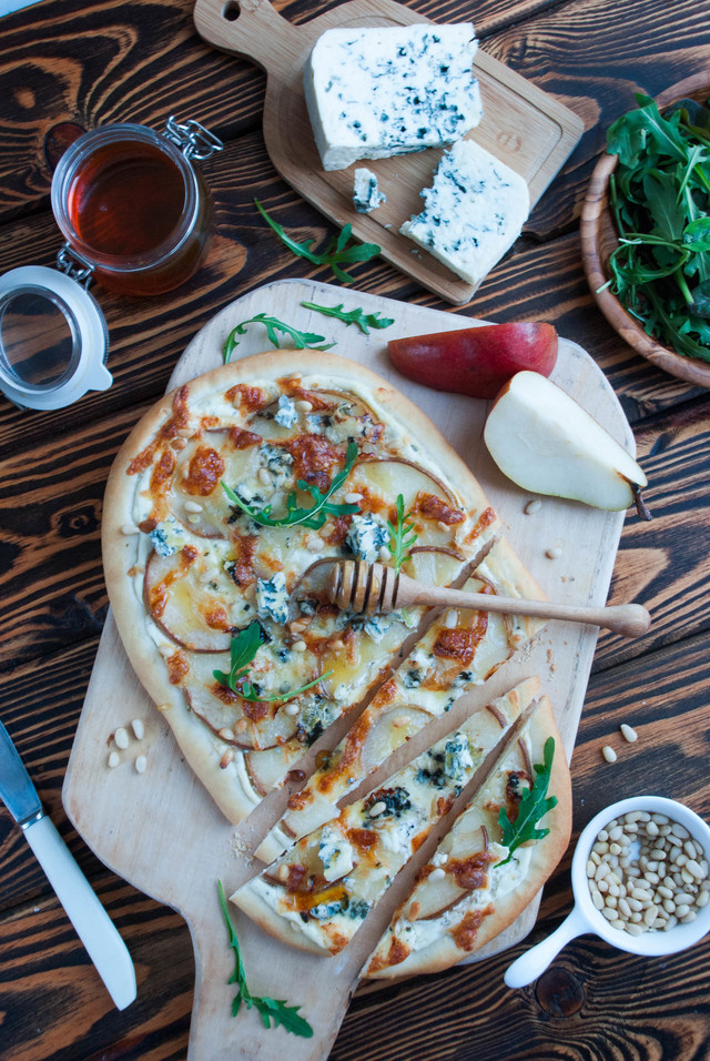 Фото к рецепту: Пицца с грушей и сыром горгонзола