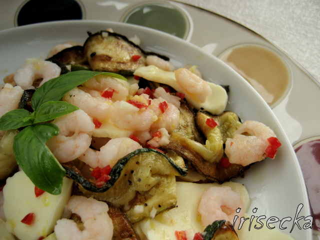 Фото к рецепту: Легкий салат с цукини, креветками и моцареллой