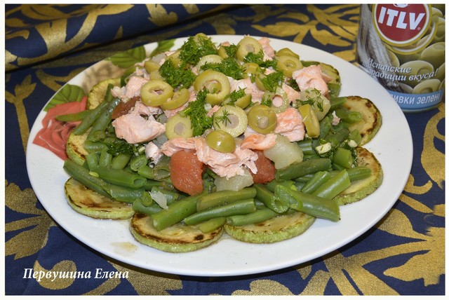 Фото к рецепту: Салат овощной с форелью и оливками себе любимой 
