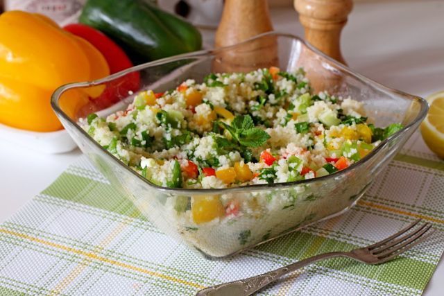 Фото к рецепту: Салат из кускуса с овощами и мятой 