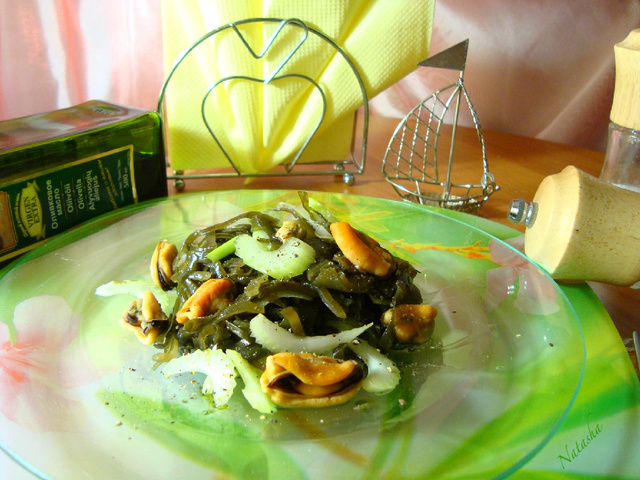 Фото к рецепту: Салат из морской капусты с мидиями и сельдереем.