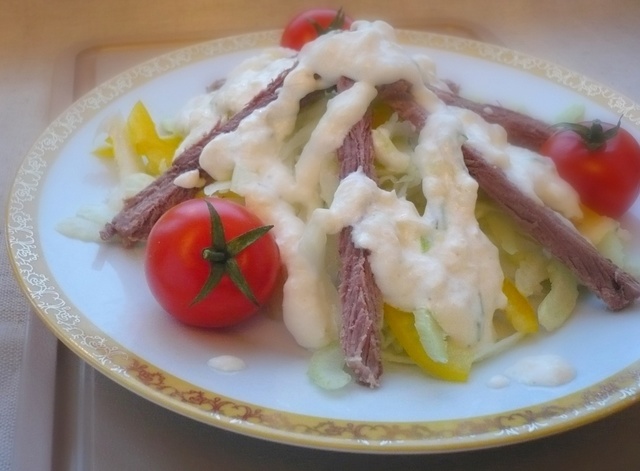Фото к рецепту: Салат из кольраби с говядиной и сметано-яблочным соусом