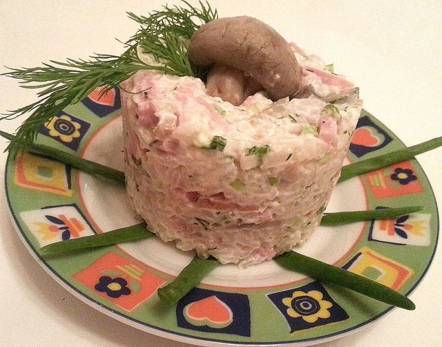 Фото к рецепту: Салат с рисом, ветчиной и грибами