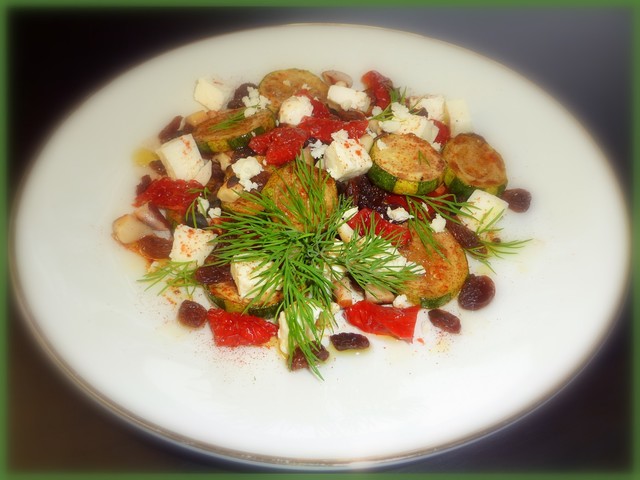 Фото к рецепту: Салат с цуккини, вяленными помидорами и брынзой - изюмительный