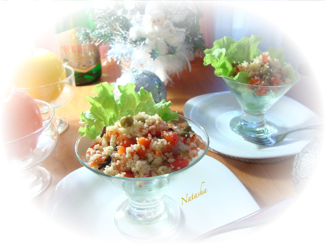 Фото к рецепту: Салат с кус-кусом и копчёной форелью.