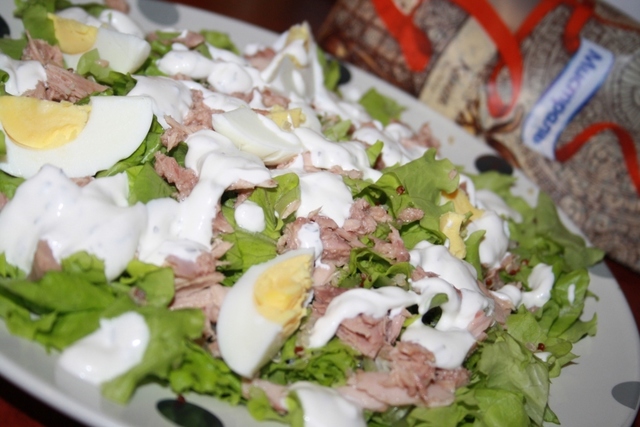 Фото к рецепту: Салат с тунцом, киноа и яйцом