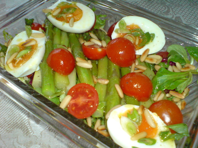 Фото к рецепту: Салат из зелёной спаржи,помидорок и яиц