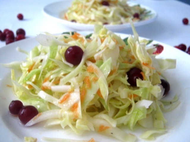 Фото к рецепту: Салат из капусты и клюквы