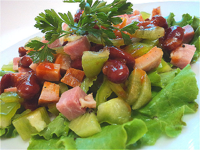 Фото к рецепту: Салат с копченым мясом, красной фасолью и киви