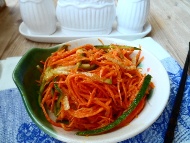 Фото к рецепту: Салат с морковью и огурцами,острый.