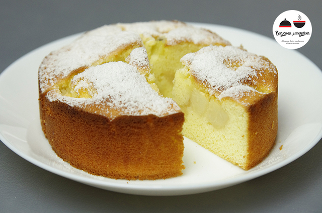 Фото к рецепту: Нежный бисквитный пирог простейший