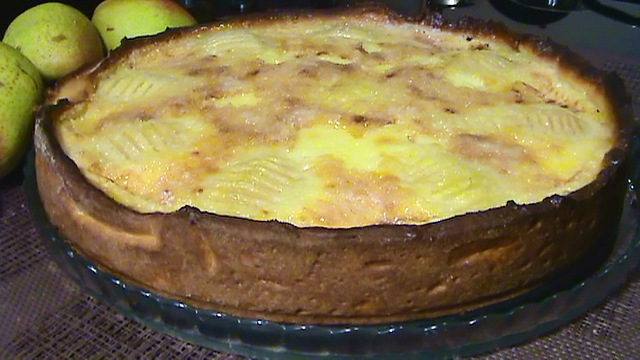 Фото к рецепту: Грушевый пирог со сметанной заливкой