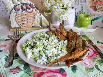 Фото к рецепту: Весенний салат с рисом актавика mix и жареная корюшка