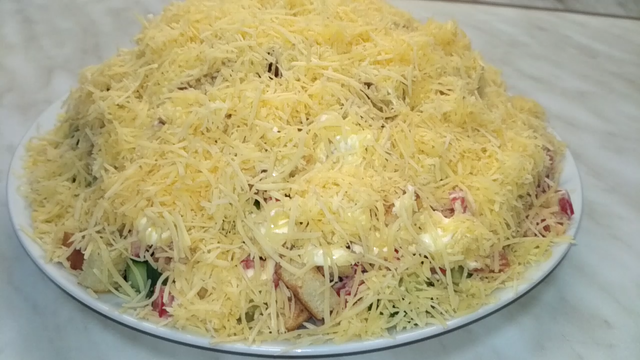 Фото к рецепту: Салат с курицей, сухариками и сыром