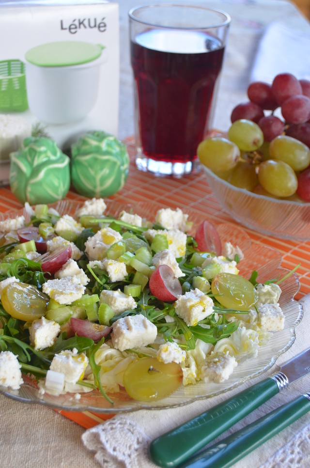 Фото к рецепту: Салат с рукколой, виноградом и творогом из козьего молока. мой тест-драйв с lekue