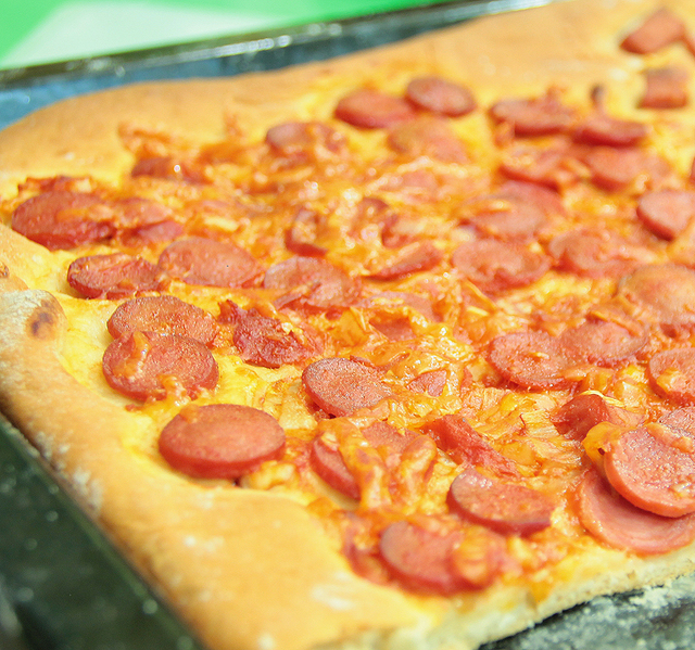 Фото к рецепту: Пицца с сосисками