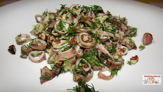 Фото к рецепту: Салат с кальмарами и грецкими орехами