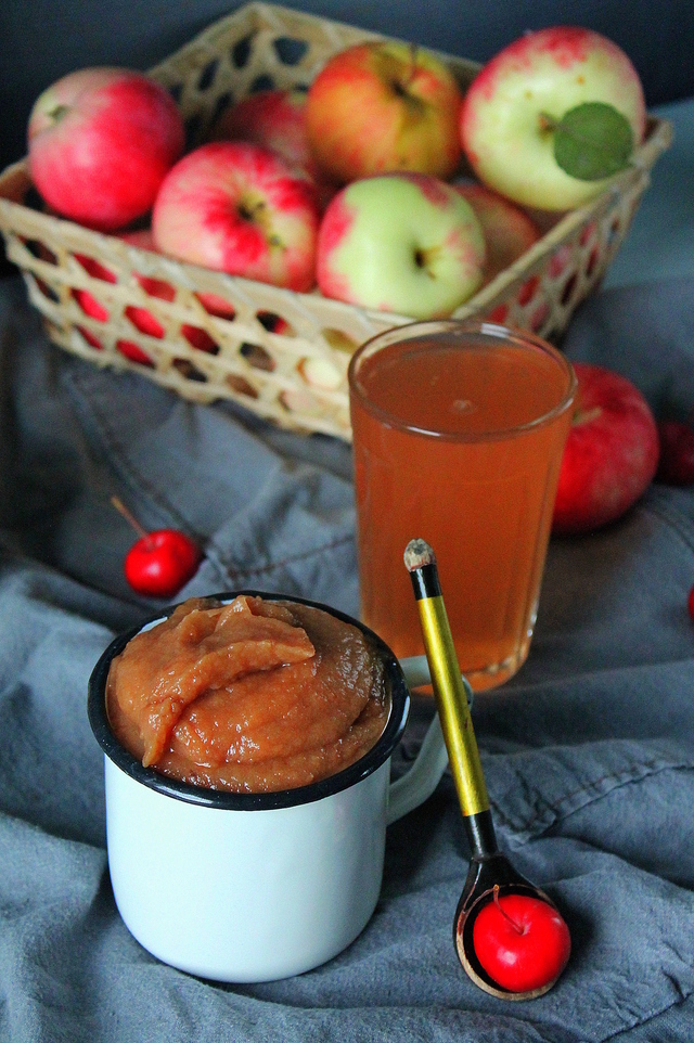 Фото к рецепту: Яблочный сок и повидло из соковарки