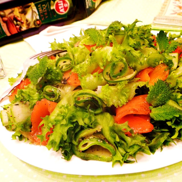 Фото к рецепту: Салат огуречный с лососем и мятной заправкой 