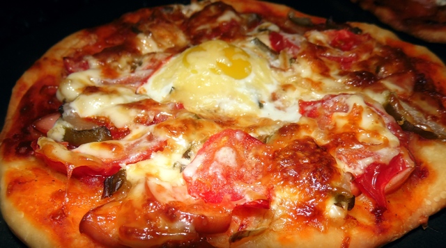Фото к рецепту: Мини-пицца с перепелиным яйцом