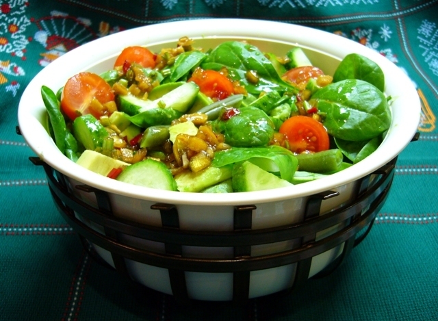 Фото к рецепту: Зеленый салат с авокадо