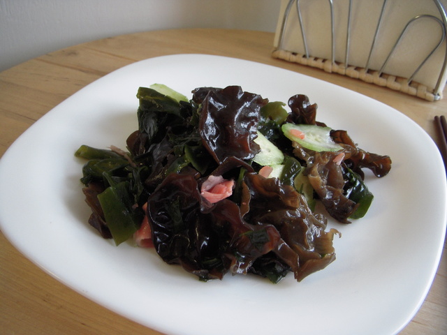 Фото к рецепту: Салат из водорослей вакамэ и китайских грибов муэр