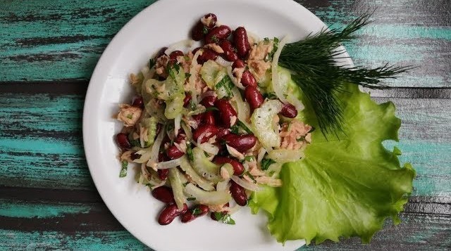 Фото к рецепту: Итальянский салат с красной фасолью и тунцом