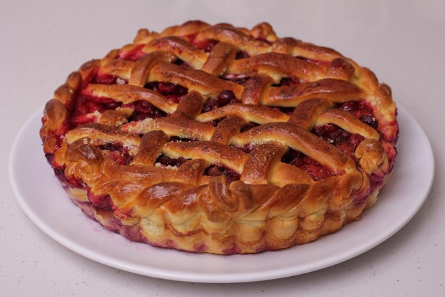 Фото к рецепту: Дрожжевой пирог с ягодами