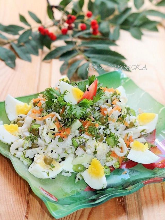 Фото к рецепту: Салат из кальмаров с рисом и зеленым горошком