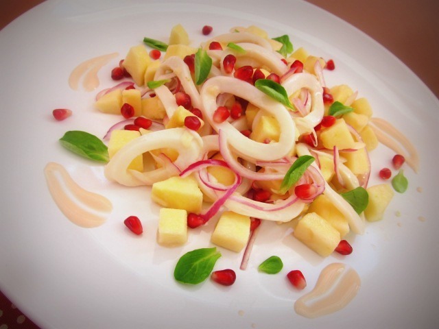 Фото к рецепту: Салат с кальмарами и яблоками под йогуртовым соусом
