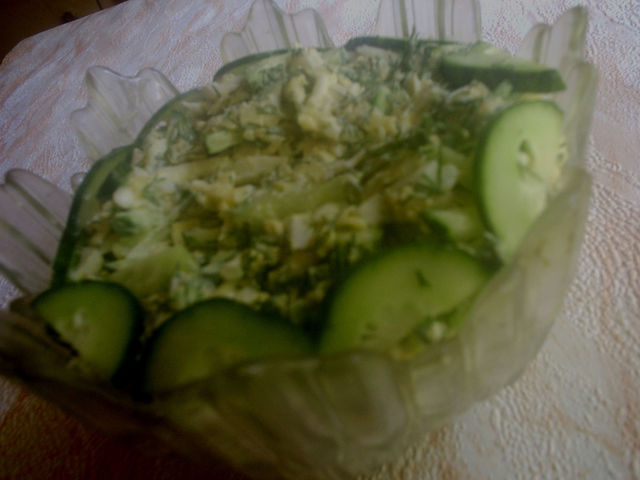 Фото к рецепту: Сырный салат с укропом