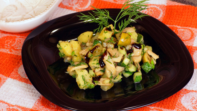 Фото к рецепту: грибной салат с овощами 