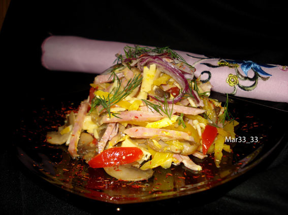 Фото к рецепту: Салат с необычными вкусовыми нотками