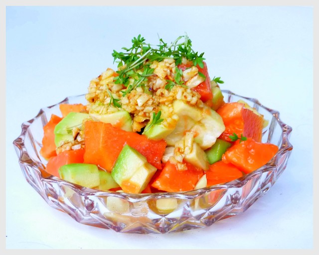 Фото к рецепту: Салат из авокадо и папайи в миндальной заправке (для поднятия настроения)