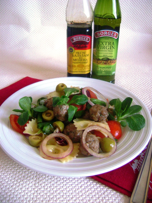 Фото к рецепту: Салат с фрикадельками и фарфале с овощами под интересной заправкой.