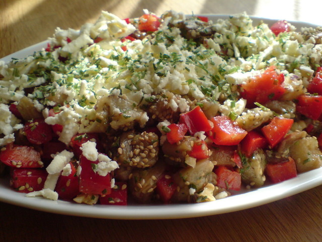Фото к рецепту: Салат из запечённого баклажана и красного перца