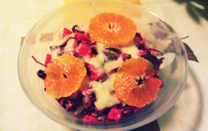 Фото к рецепту: Салат из свеклы с мандаринами и сливочно-сырной заправкой