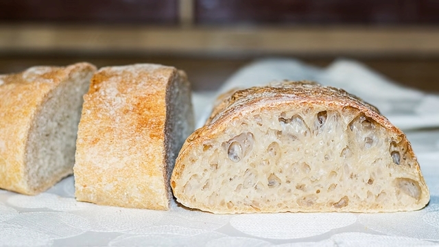 Фото к рецепту: Простой рецепт чиабатты - итальянского хлеба