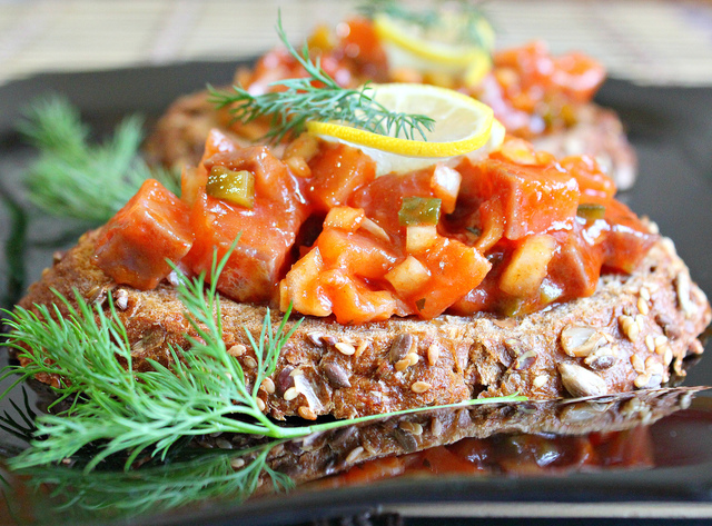 Фото к рецепту: норвежский салат с лососем на хлебе 