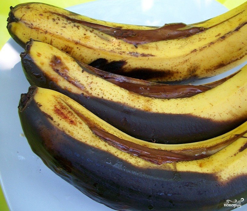 Банан с шоколадом на мангале - фото шаг 4